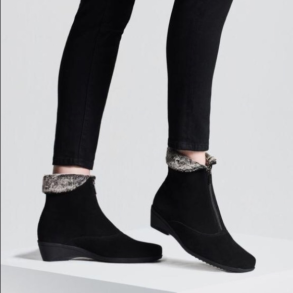 La CANADIENNE Black Ankle Boots with Textured Gray Cuff - Picture 1 of 7
